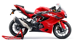 TVS Apache RR 310 स्पोर्ट्स बाइक, ग्लॉसी रेड रंग में, हाईवे पर राइड करते हुए