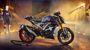 TVS Apache RTR 310 स्पोर्ट्स बाइक, ग्लॉसी ब्लैक रंग में, शहर की सड़कों पर राइड करते हुए