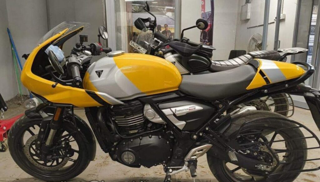 Triumph Thruxton 400 का रेट्रो कैफे रेसर लुक – साइड एंगल से क्लासिक डिज़ाइन