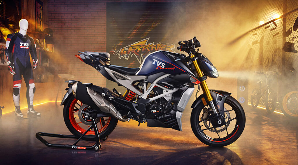 TVS Apache RTR 310 स्पोर्ट्स बाइक, ग्लॉसी ब्लैक रंग में, शहर की सड़कों पर राइड करते हुए